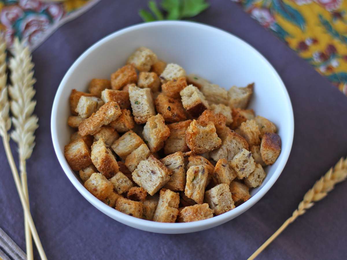 Krispiga örtkrutonger i Air Fryer (snabbt och enkelt)