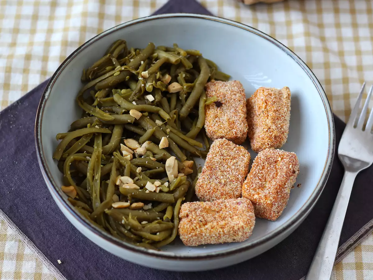 Krispiga tofunuggets och gröna bönor på thailändskt vis, tillagade i luftfritösen