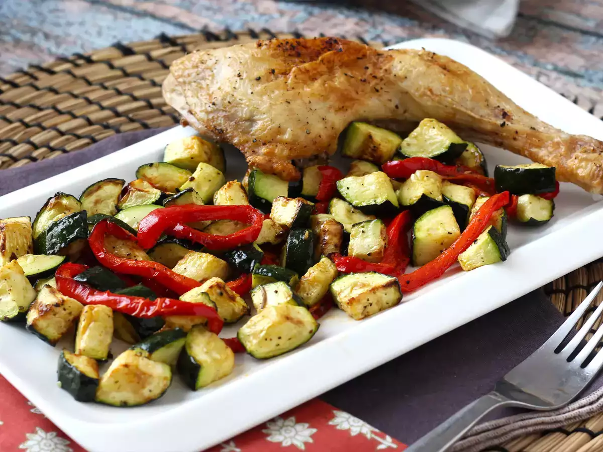 Kyckling med paprika och zucchini i en fritös: klar på 20 minuter!