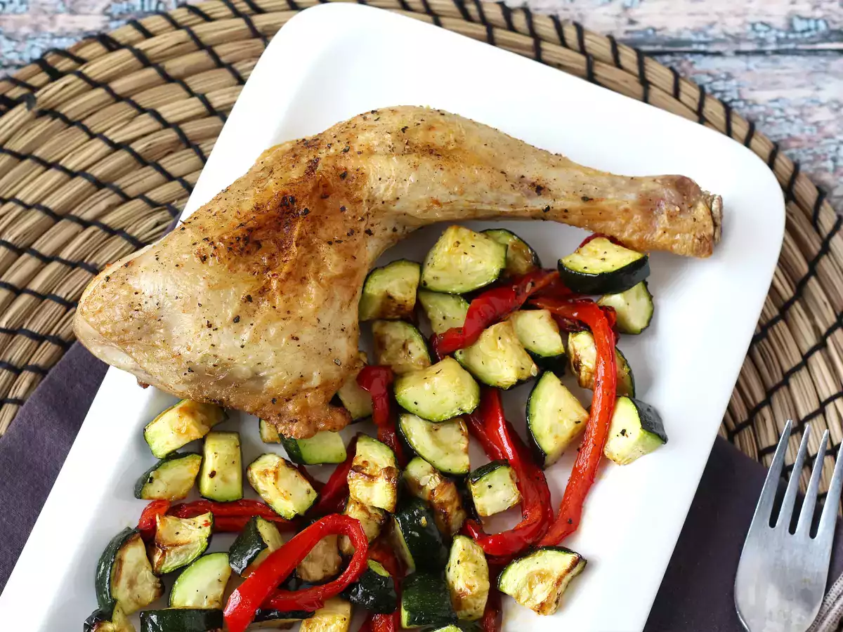 Kyckling med paprika och zucchini i en fritös: klar på 20 minuter! - foto 2