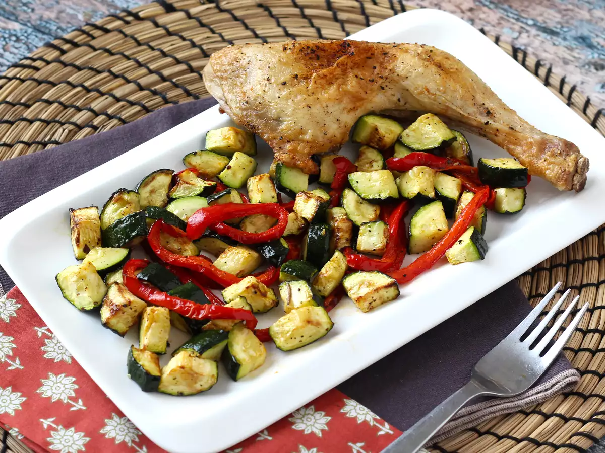 Kyckling med paprika och zucchini i en fritös: klar på 20 minuter! - foto 3