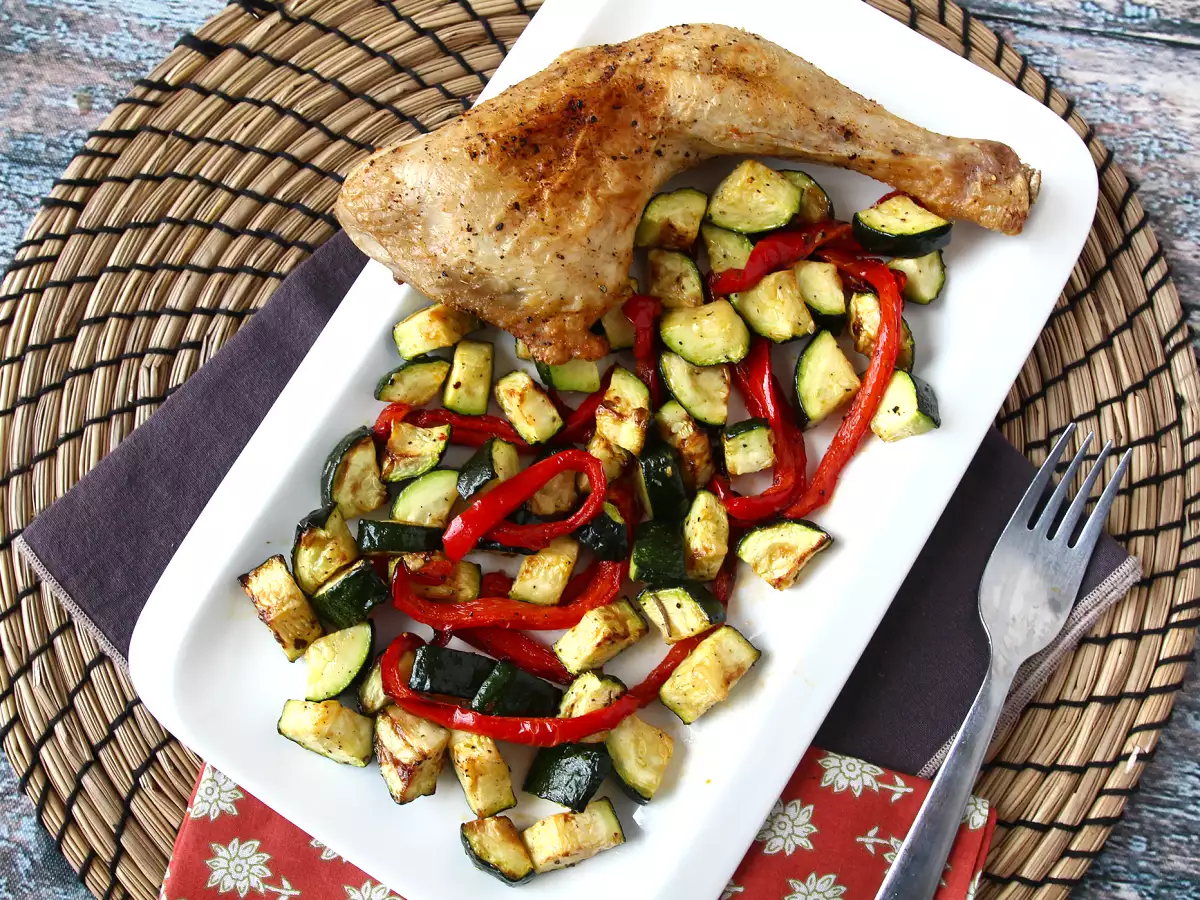 Kyckling med paprika och zucchini i en fritös: klar på 20 minuter! - foto 4
