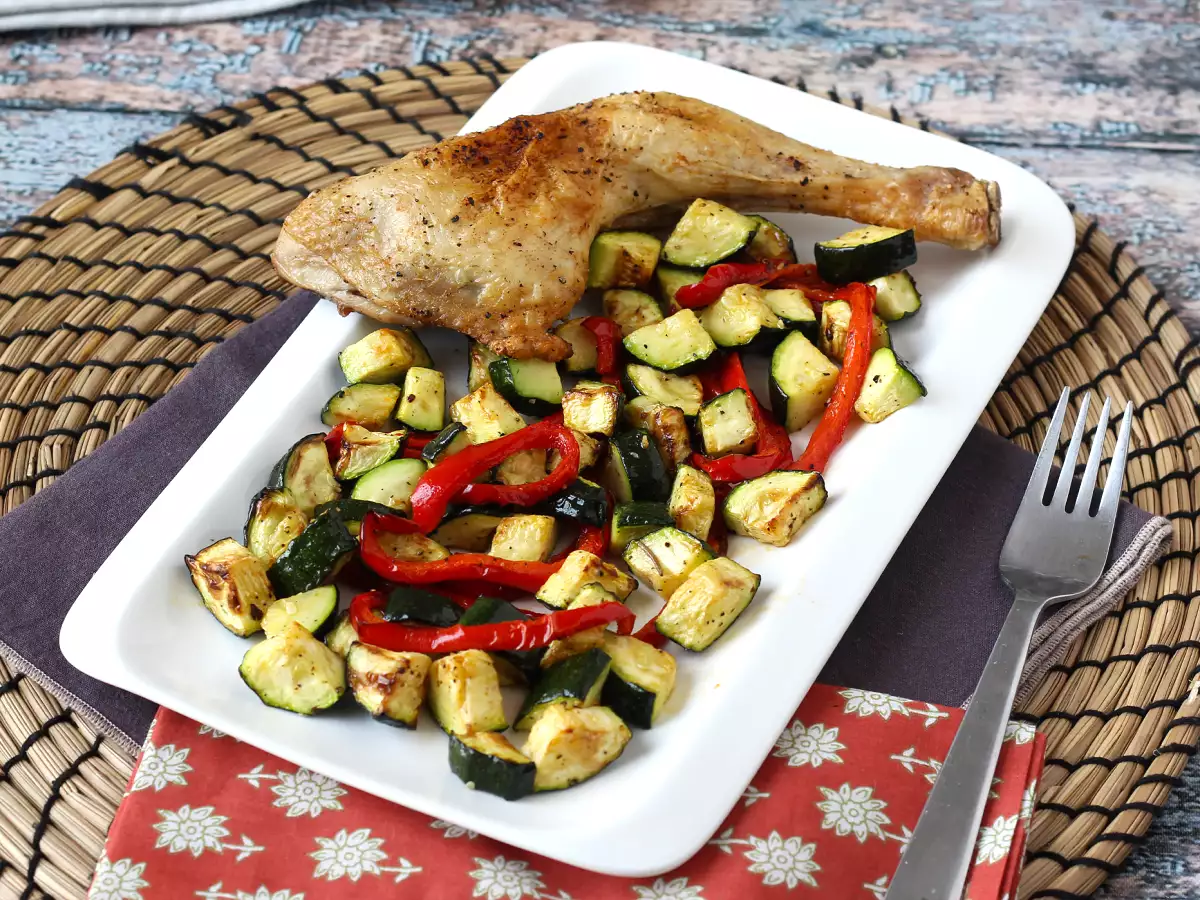 Kyckling med paprika och zucchini i en fritös: klar på 20 minuter! - foto 5