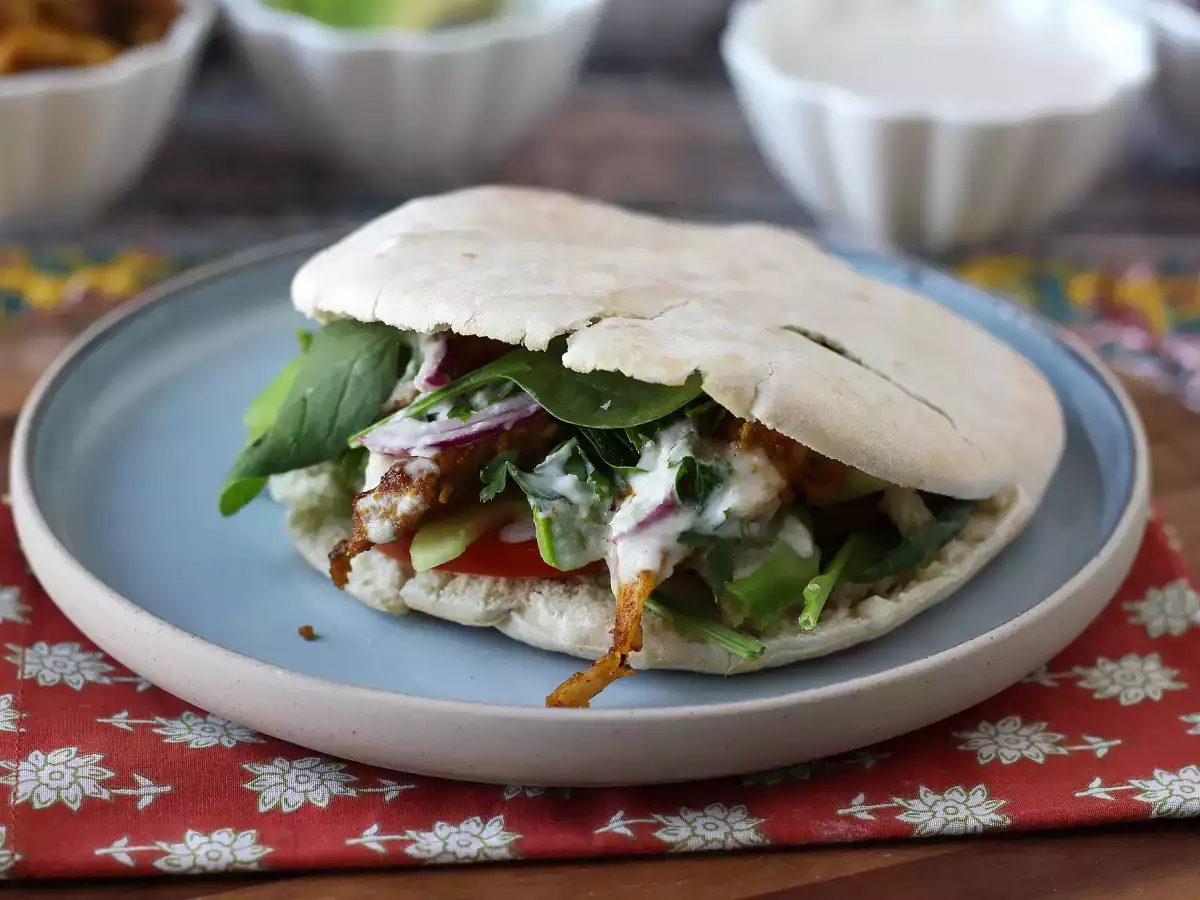 Kyckling-shawarma i luftfritösen, pitabröd och tahinisås