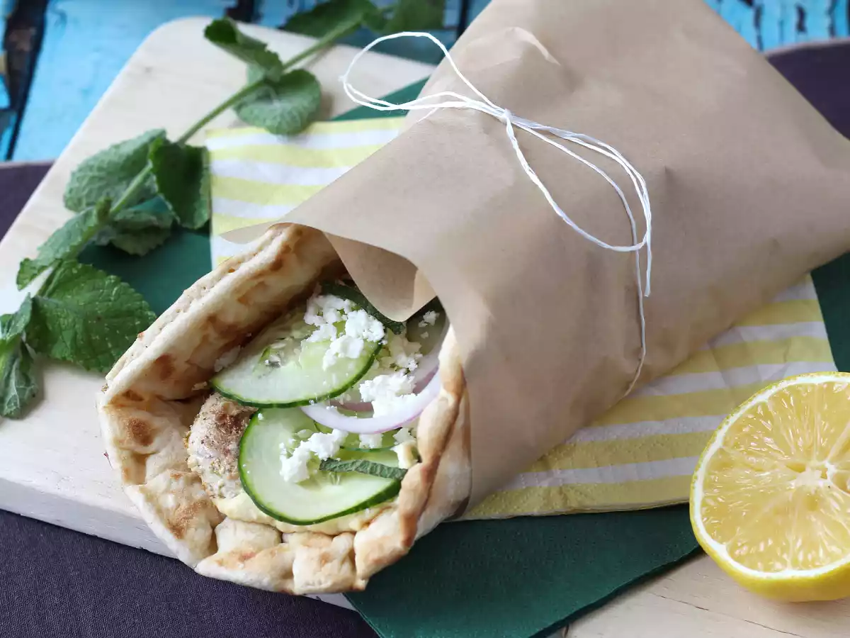 Kycklinggyros, den grekiska smörgåsen du kommer att älska!