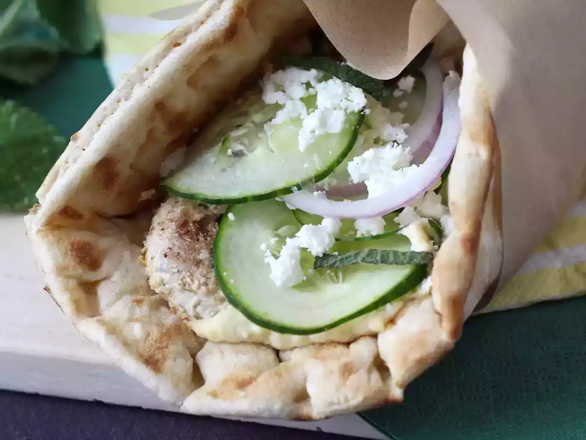 Kycklinggyros, den grekiska smörgåsen du kommer att älska! - foto 2