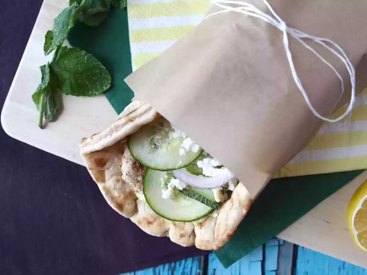 Kycklinggyros, den grekiska smörgåsen du kommer att älska! - foto 3