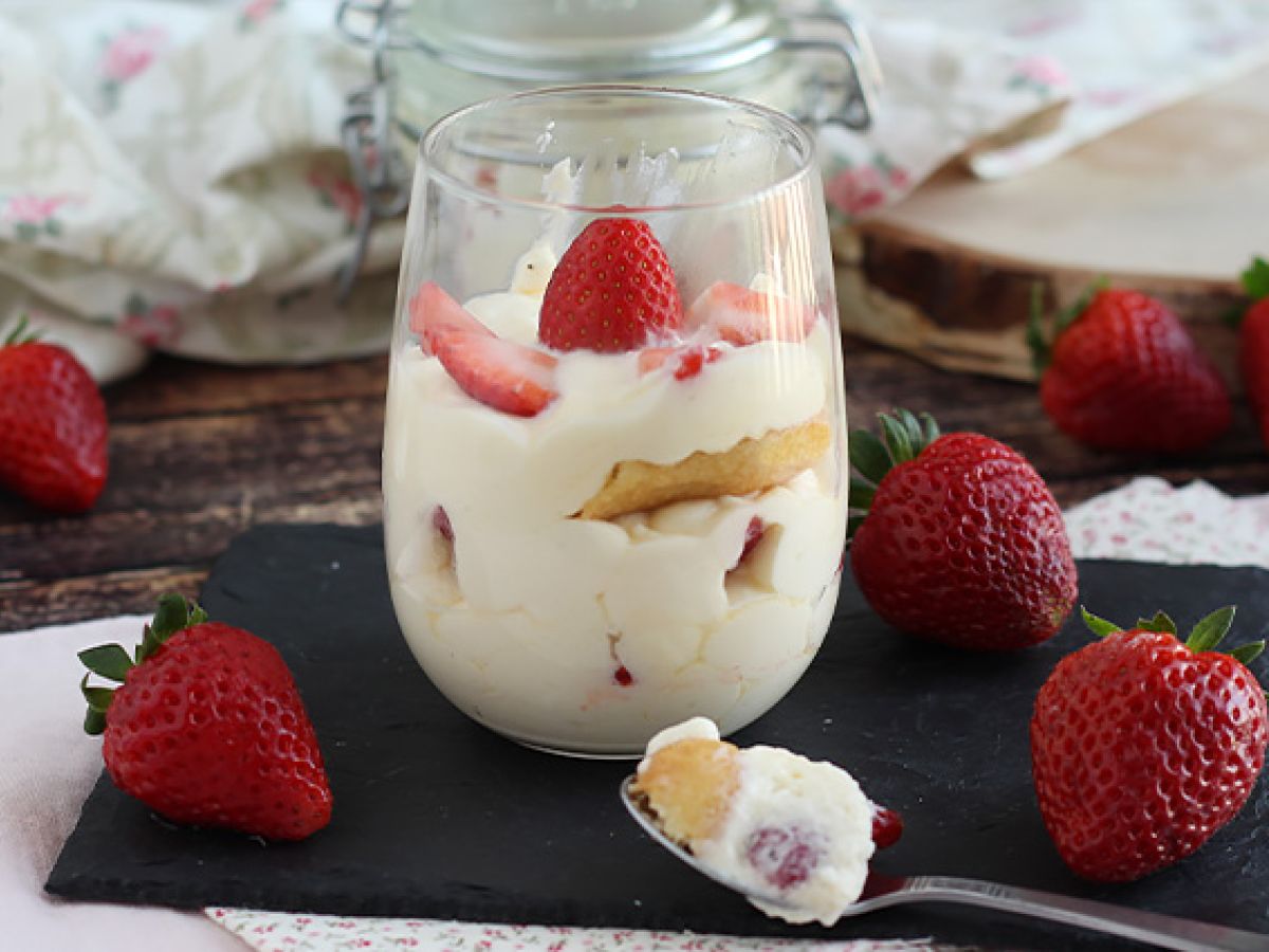 Kylda jordgubbstiramisu i verriner - foto 2