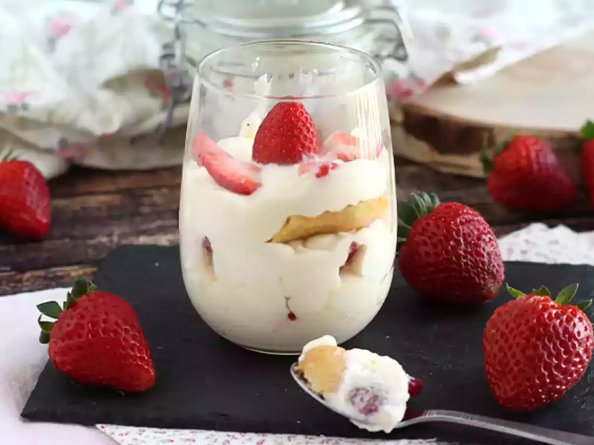 Kylda jordgubbstiramisu i verriner - foto 2