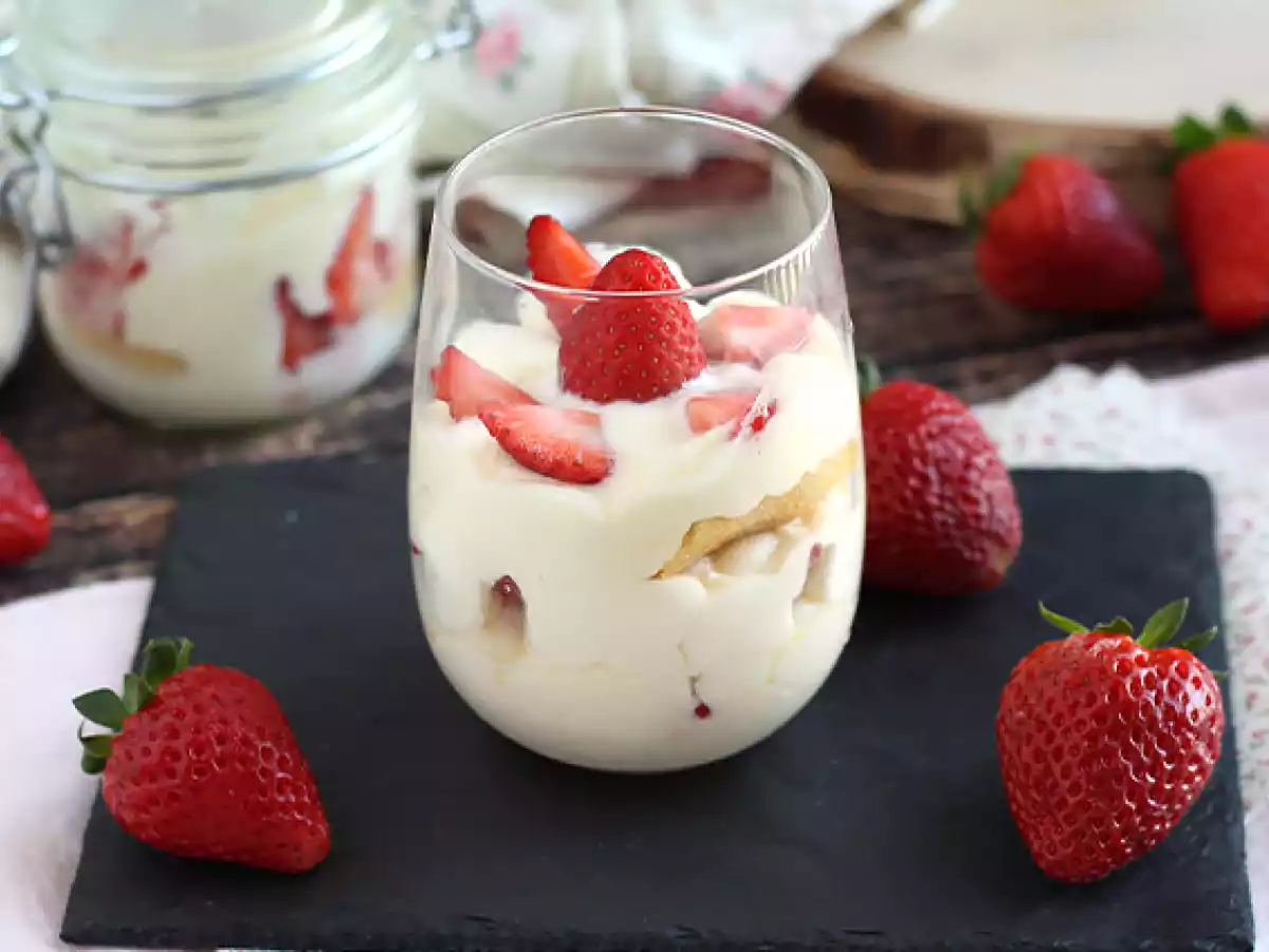 Kylda jordgubbstiramisu i verriner - foto 4