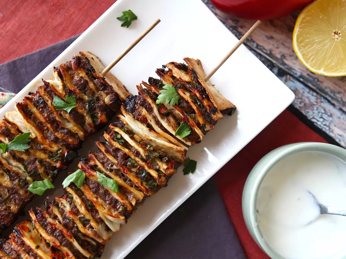 Lavash-kebab med tortillas – de berömda, enkla kebabspetten i ugn!