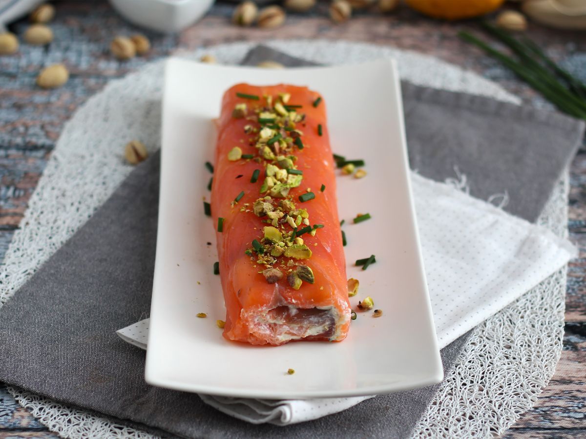 Laxrulle med ricotta och pistagenötter