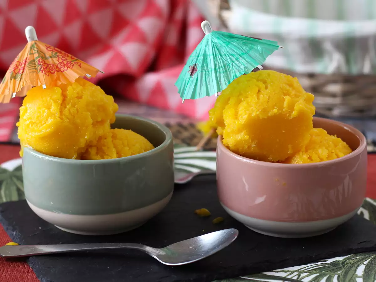 Mangosorbet med lime – bara 3 ingredienser och klar att servera på 5 minuter!