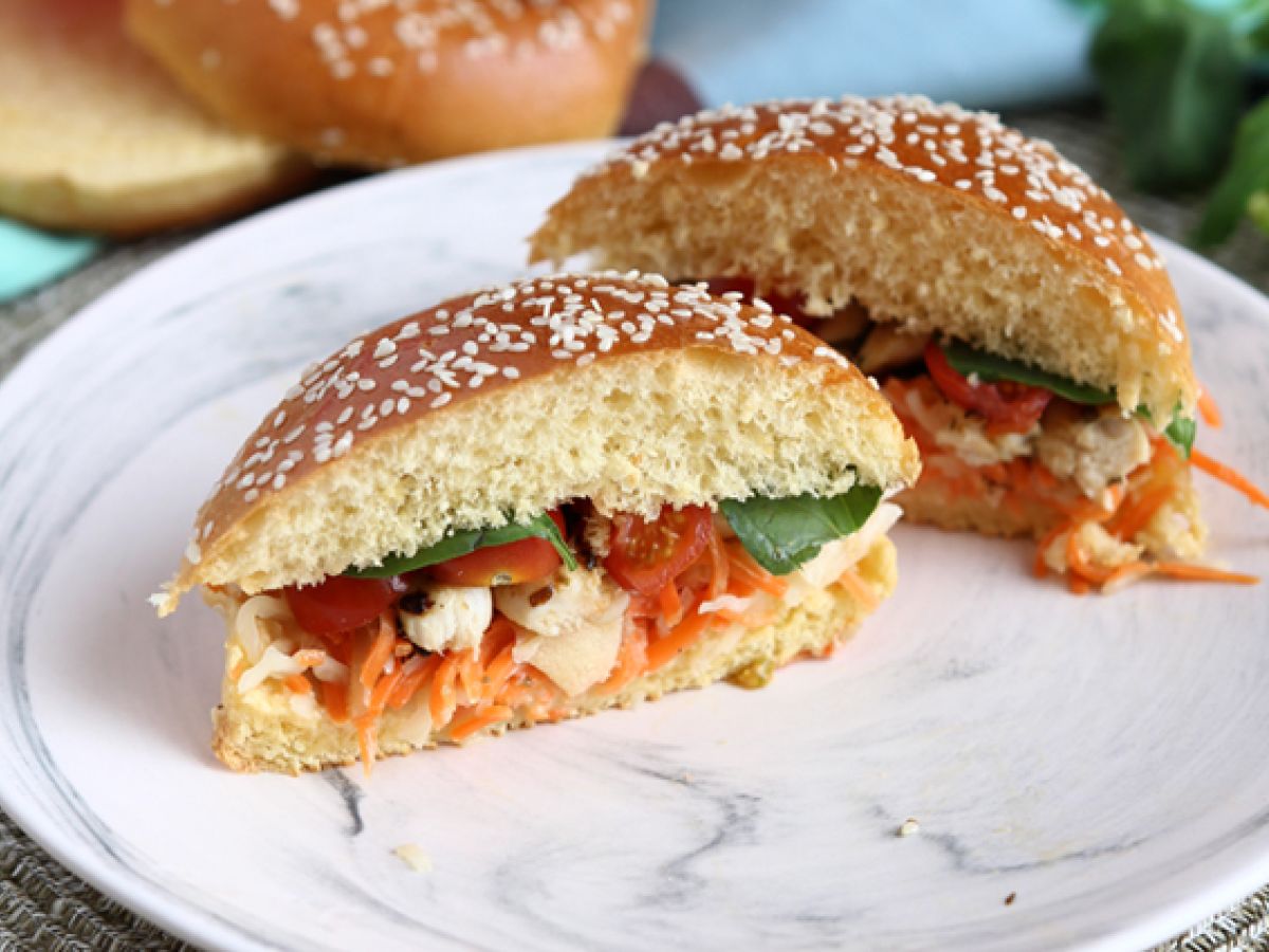 Marinerad kycklingsmörgås med coleslaw, tomater och basilika