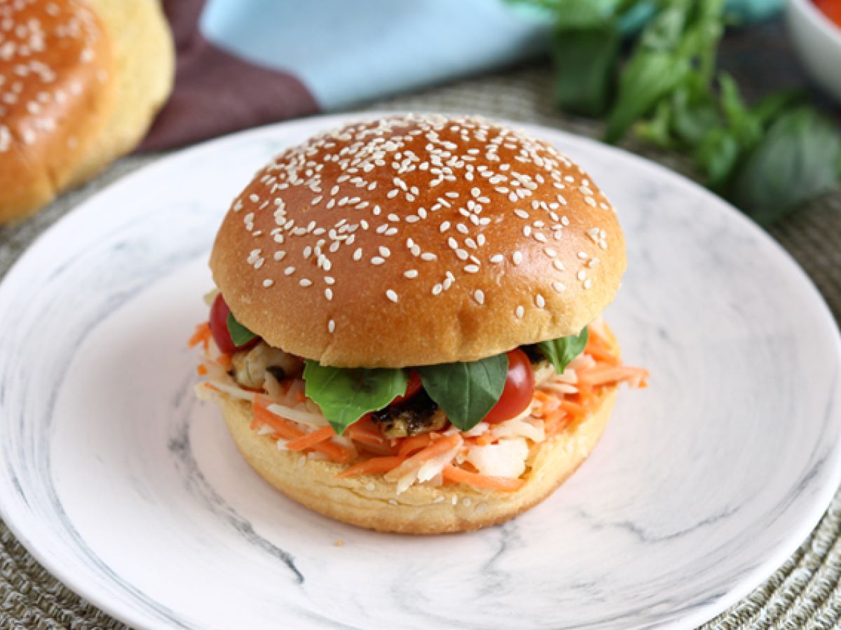 Marinerad kycklingsmörgås med coleslaw, tomater och basilika - foto 2