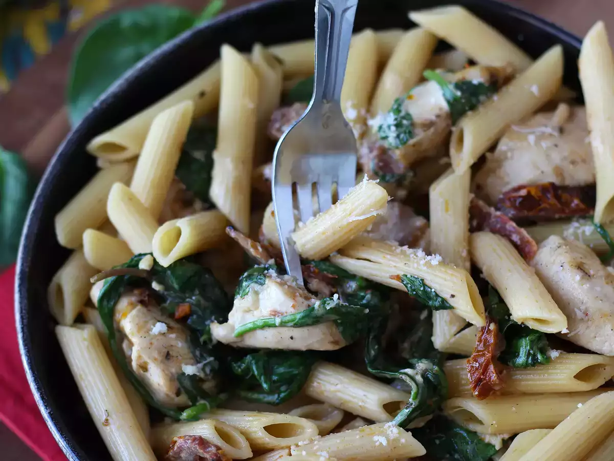Marry Me Chicken Pasta: krämig kycklingpasta med soltorkade tomater och parmesan - foto 6