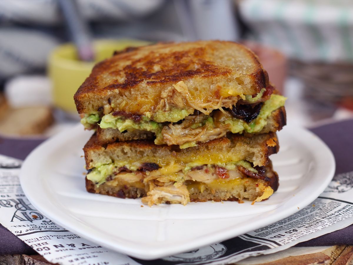 Maxi sandwich med amerikansk grillad ost: kyckling, avokado, bacon - foto 2
