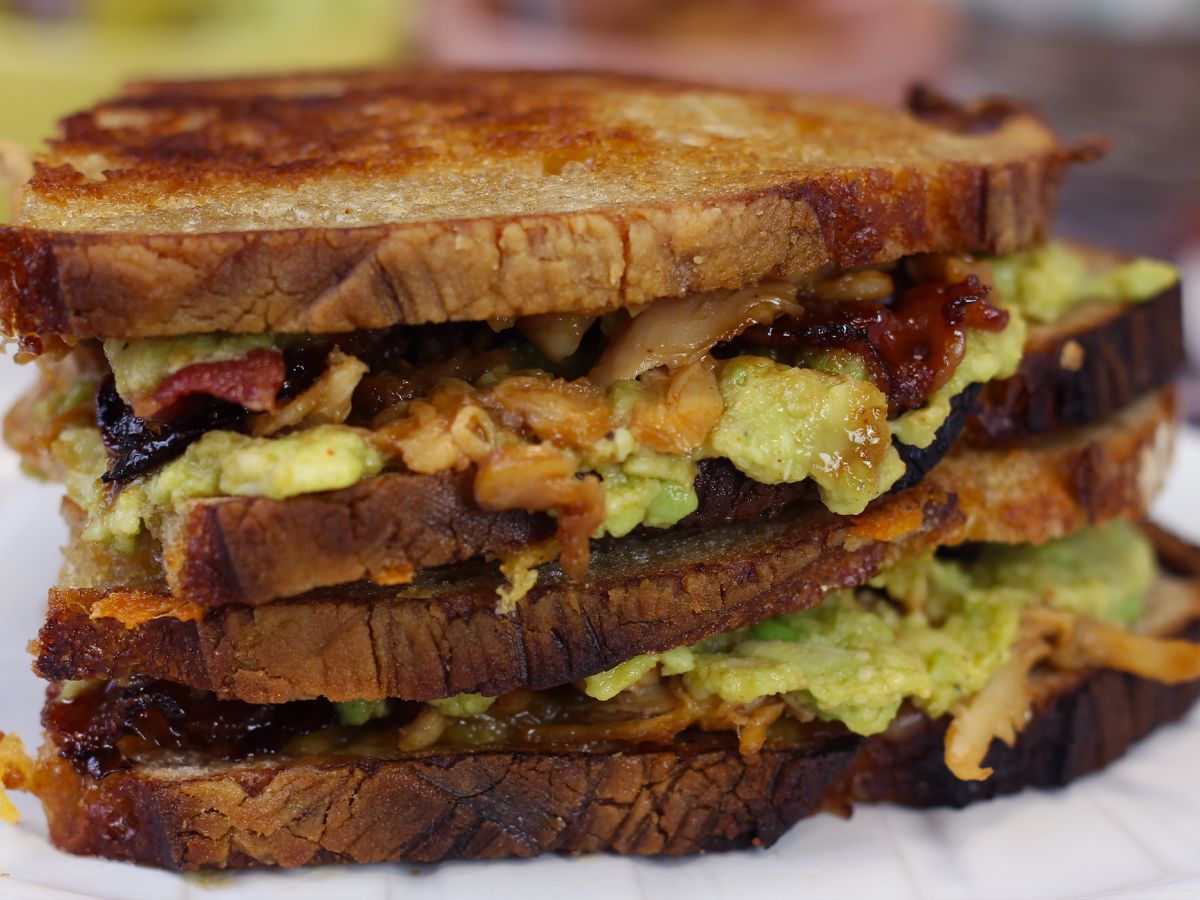 Maxi sandwich med amerikansk grillad ost: kyckling, avokado, bacon - foto 3