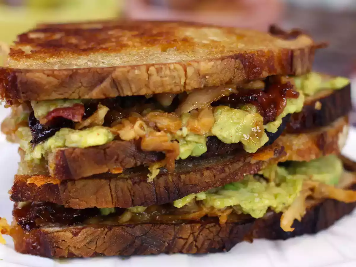 Maxi sandwich med amerikansk grillad ost: kyckling, avokado, bacon - foto 3