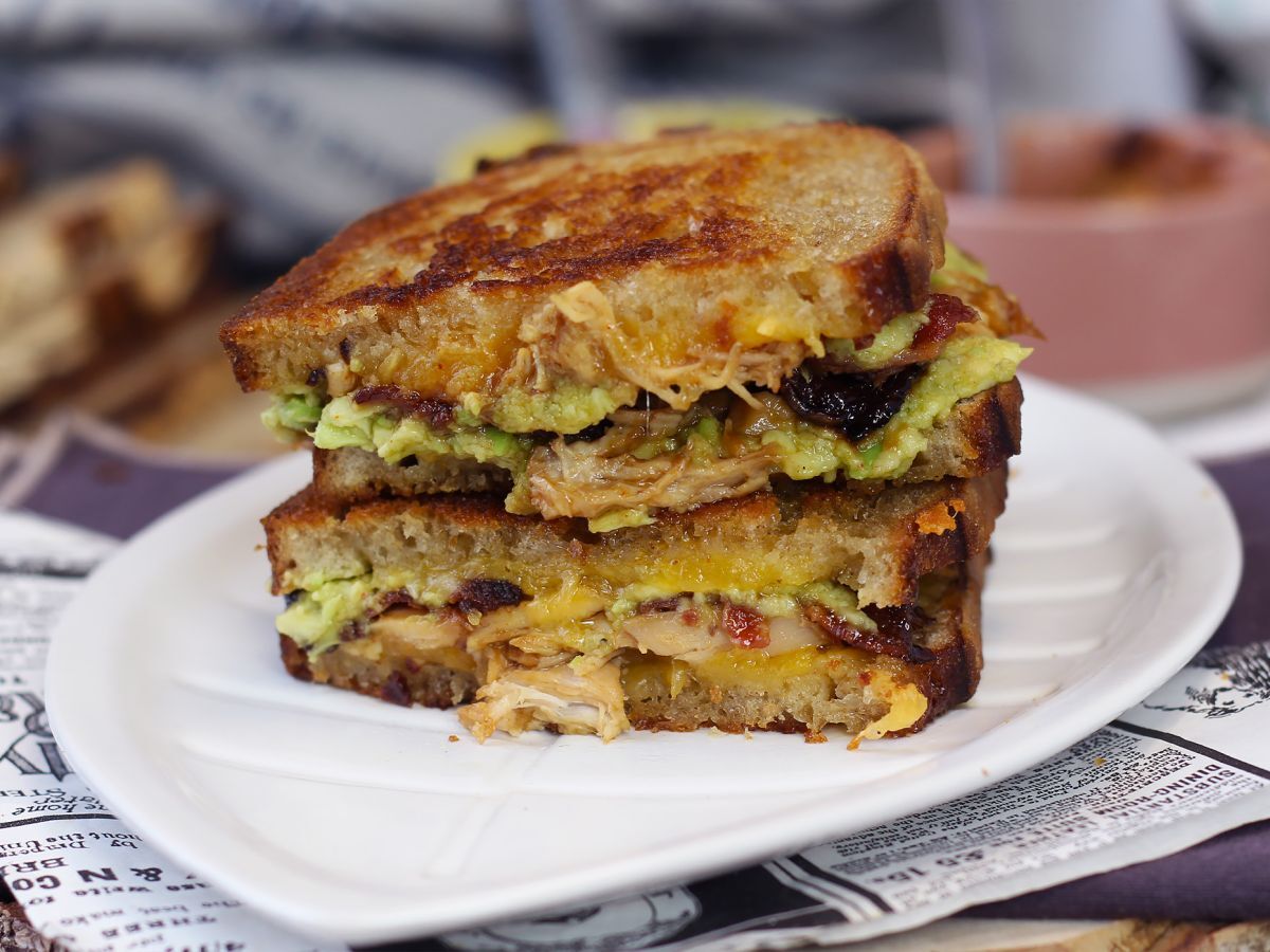 Maxi sandwich med amerikansk grillad ost: kyckling, avokado, bacon - foto 5