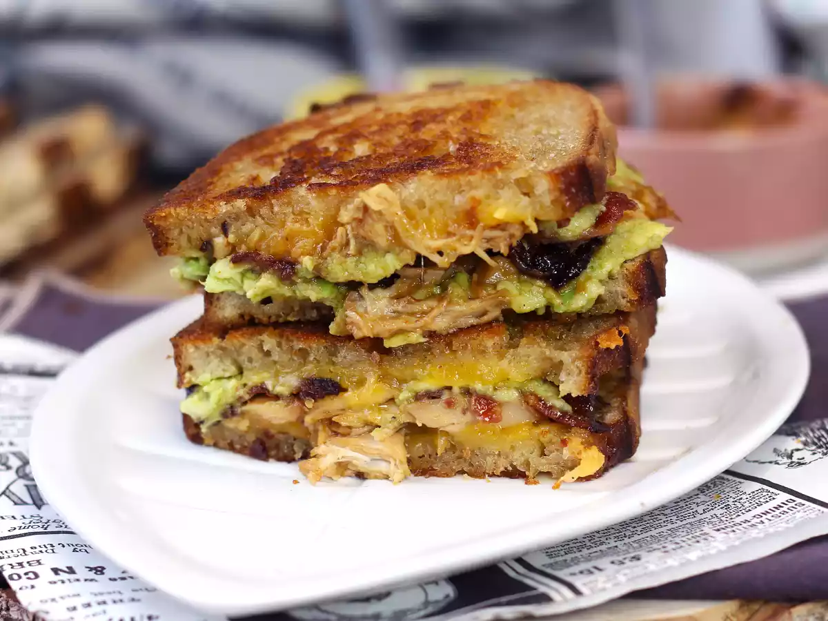 Maxi sandwich med amerikansk grillad ost: kyckling, avokado, bacon - foto 5