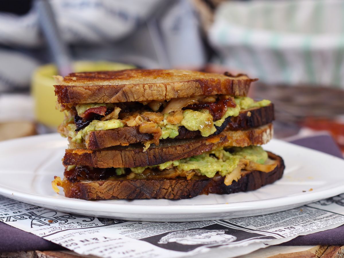Maxi sandwich med amerikansk grillad ost: kyckling, avokado, bacon - foto 6