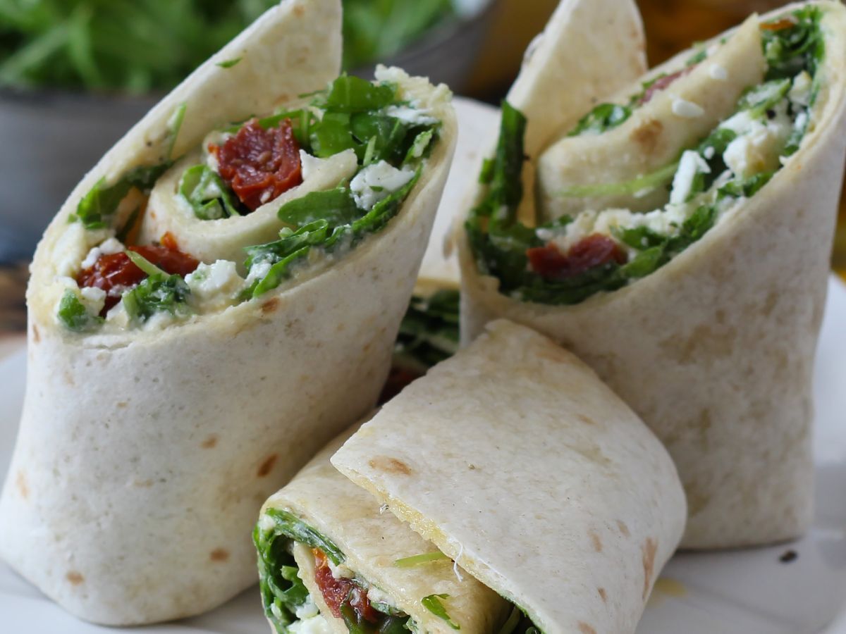 Medelhavswrap fylld med hummus, rucola, paprika och fetaost - foto 2