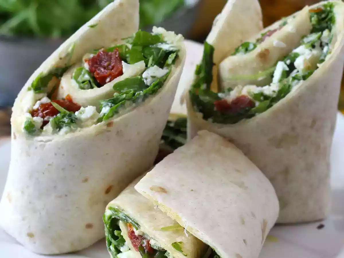 Medelhavswrap fylld med hummus, rucola, paprika och fetaost - foto 2