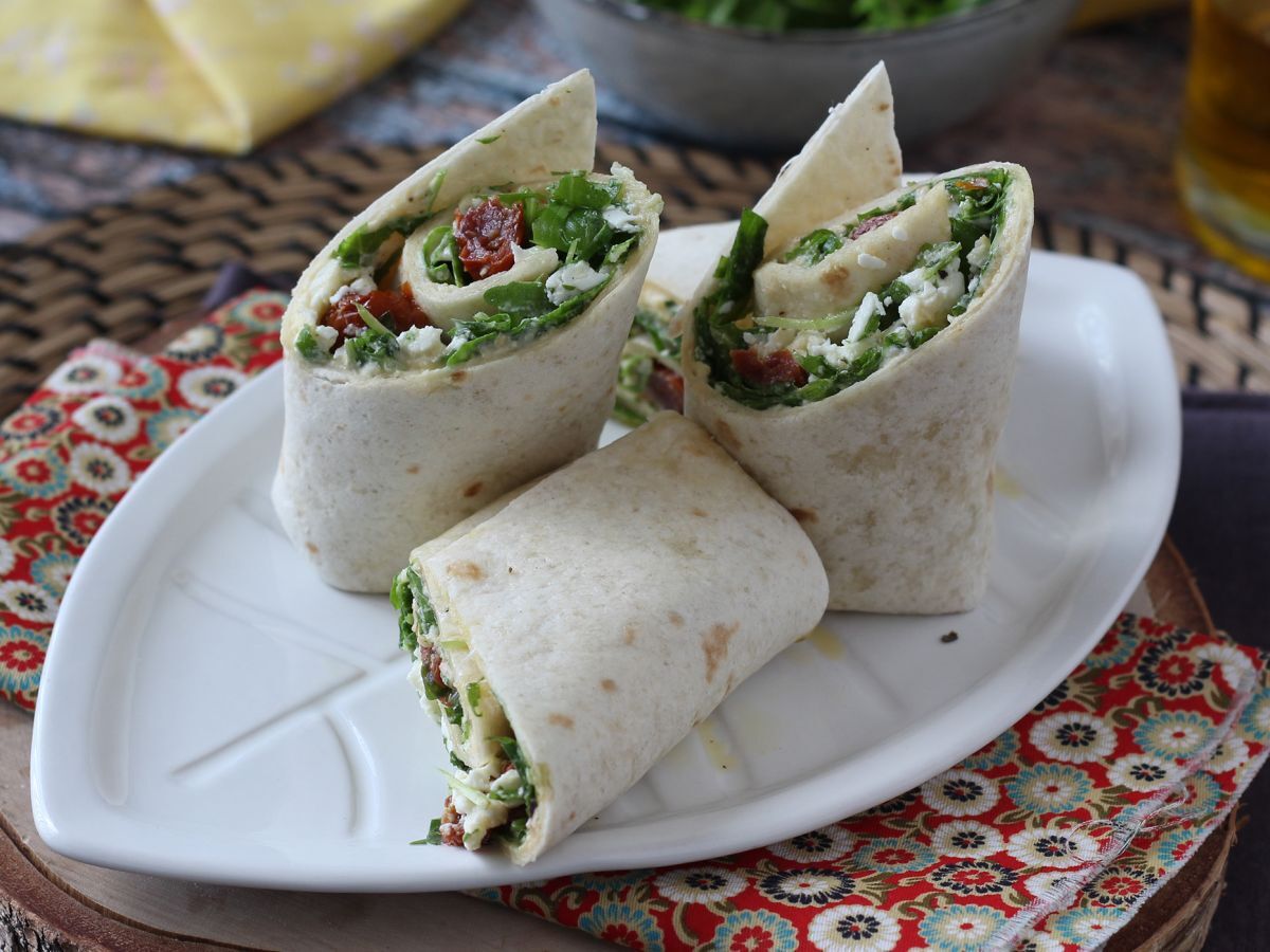 Medelhavswrap fylld med hummus, rucola, paprika och fetaost - foto 3