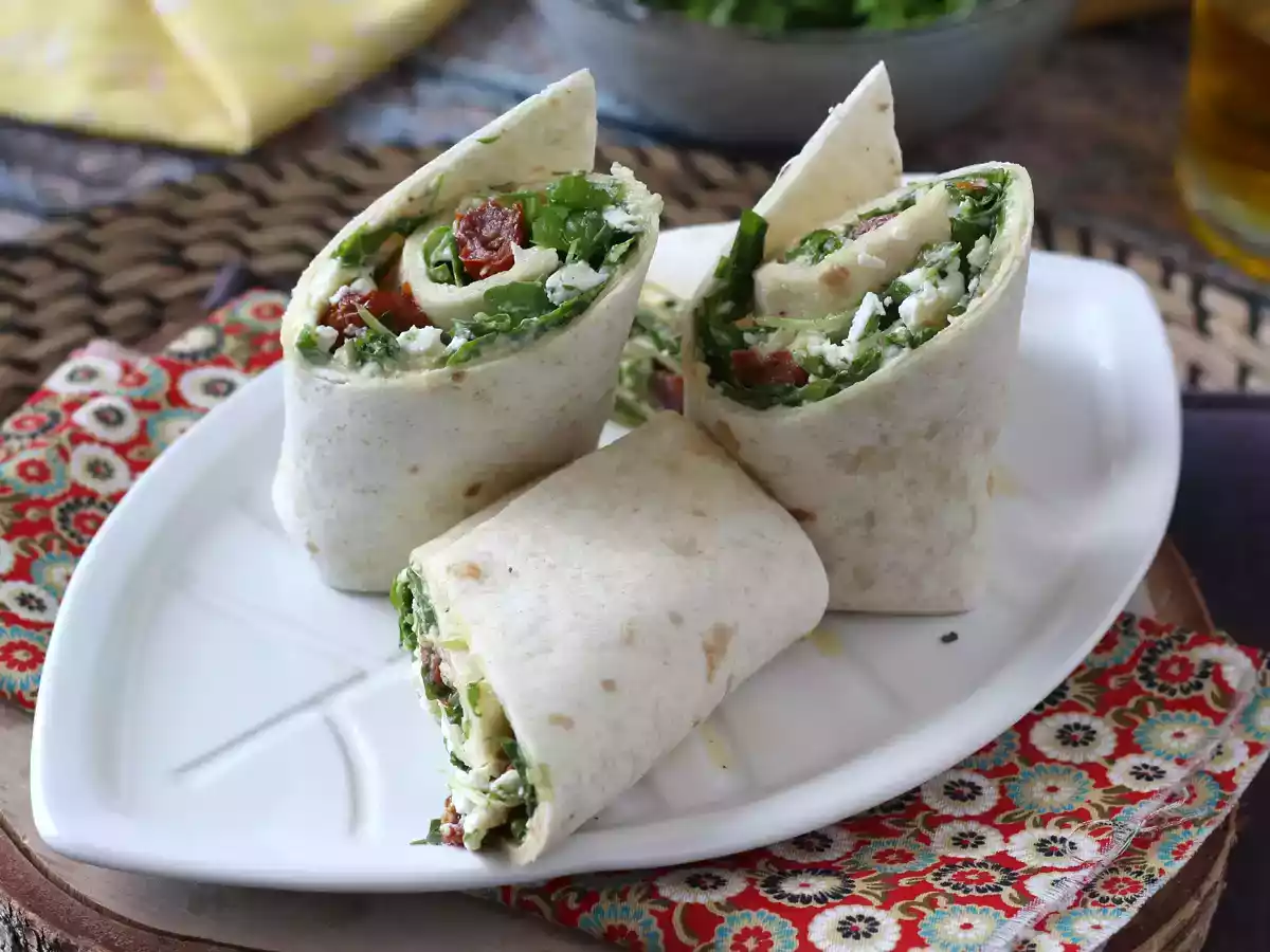Medelhavswrap fylld med hummus, rucola, paprika och fetaost - foto 3
