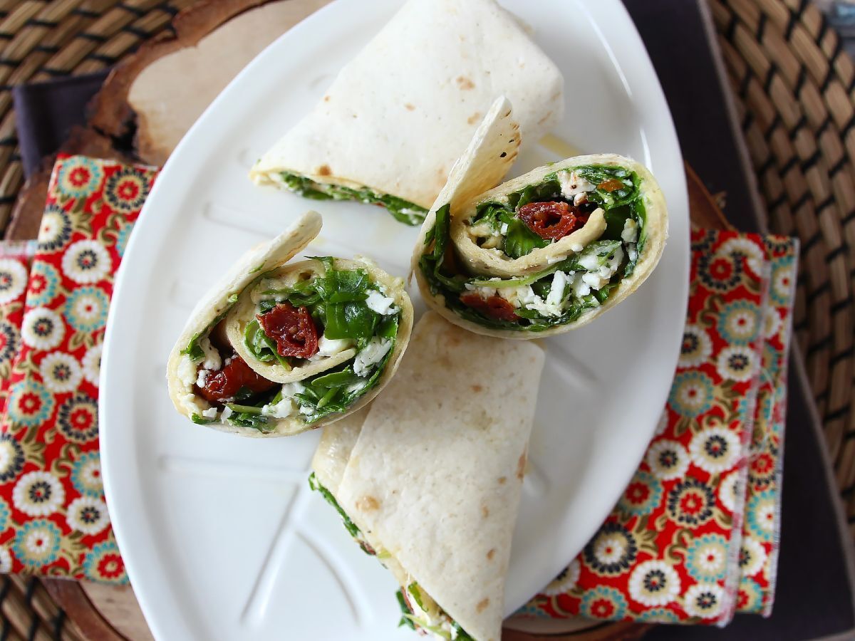 Medelhavswrap fylld med hummus, rucola, paprika och fetaost - foto 4