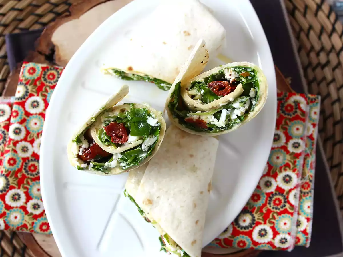 Medelhavswrap fylld med hummus, rucola, paprika och fetaost - foto 4