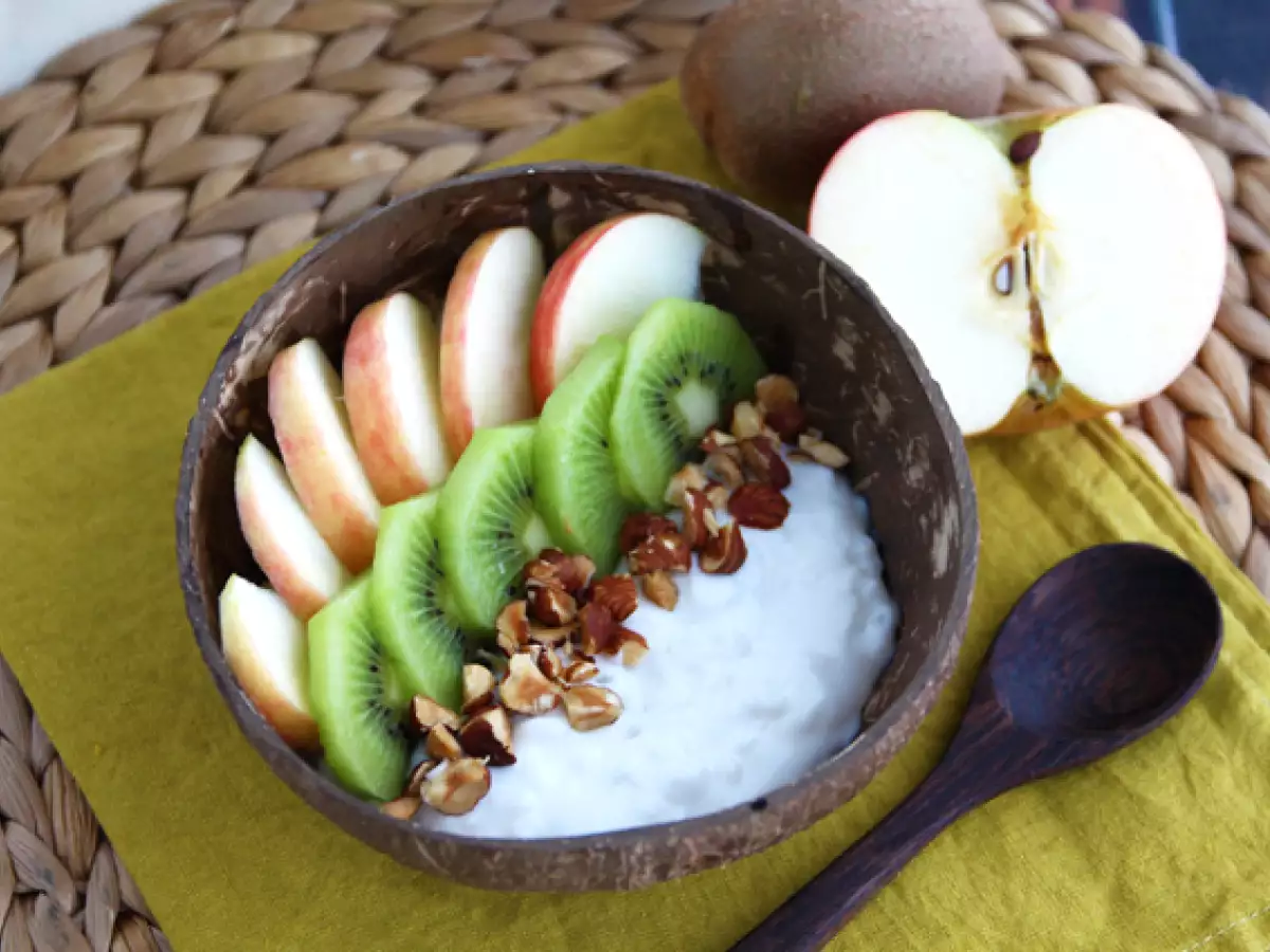 Mellanmål med kokosyoghurt, äpple, kiwi och hasselnötter