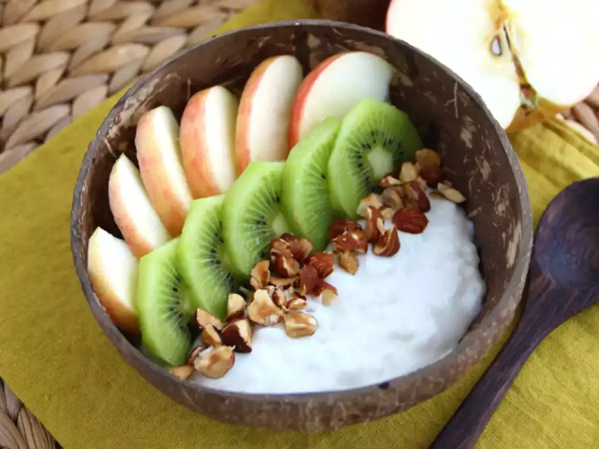 Mellanmål med kokosyoghurt, äpple, kiwi och hasselnötter - foto 3