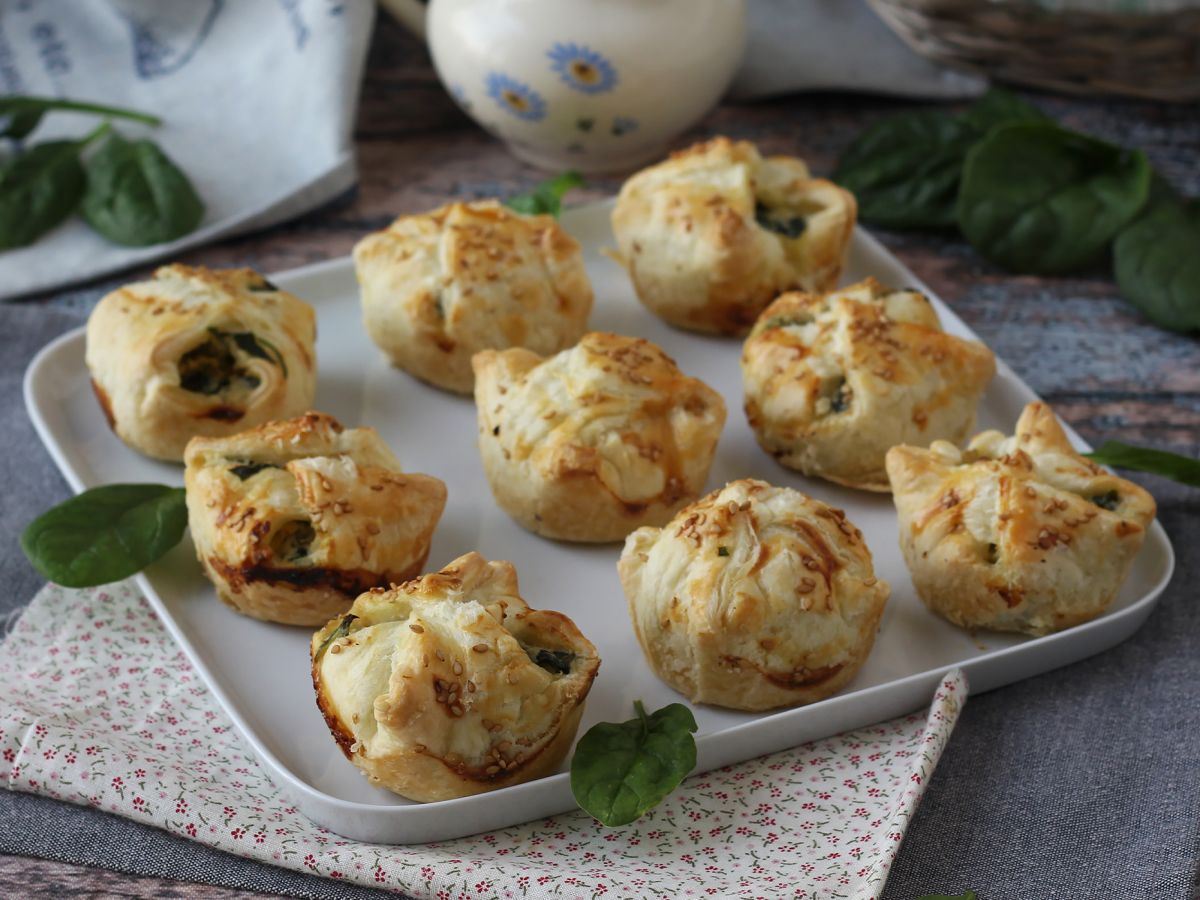 Mini smördegsbakelser med spenat och getost
