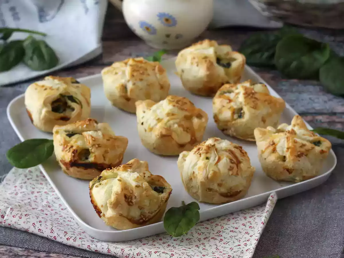 Mini smördegsbakelser med spenat och getost