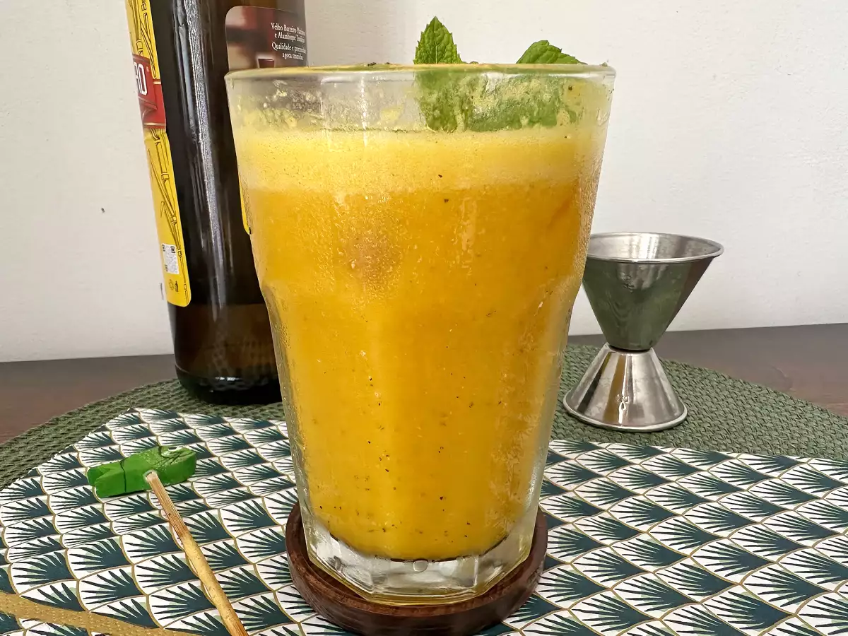 Mixad caipirinha med passionsfrukt: den krämigare och mer uppfriskande versionen av den brasilianska klassikern