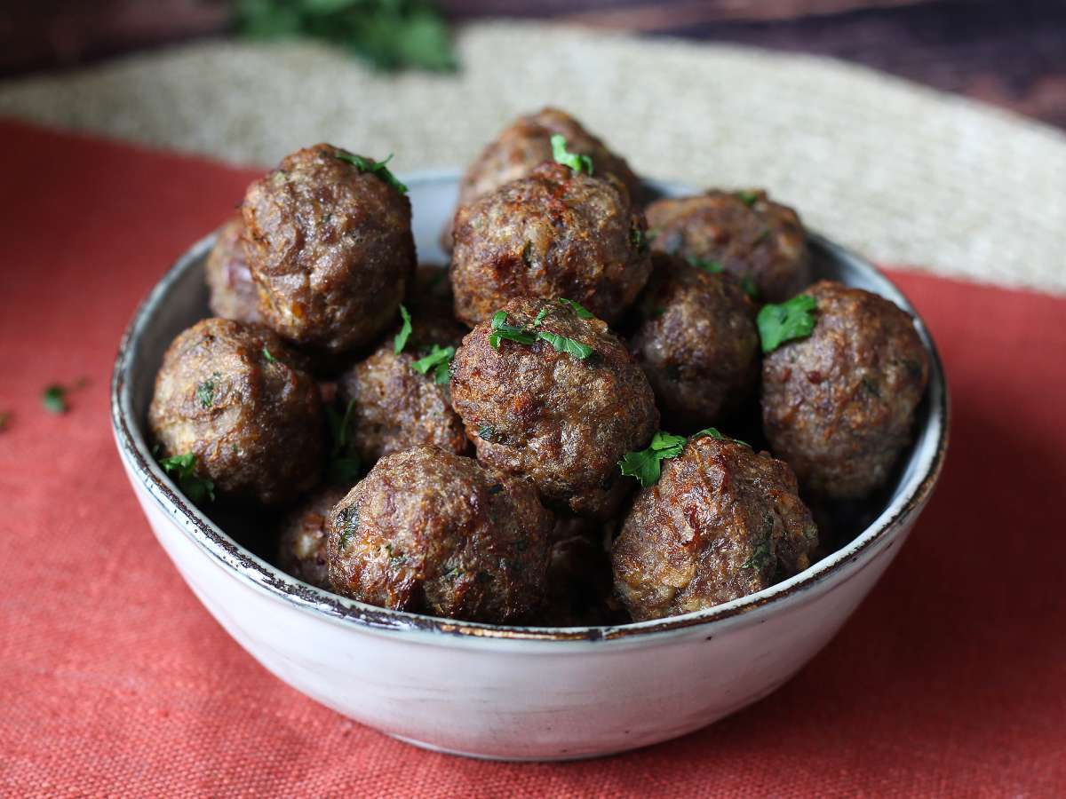 Mjuka köttbullar i luftfryser: snabbt och enkelt recept med nötkött