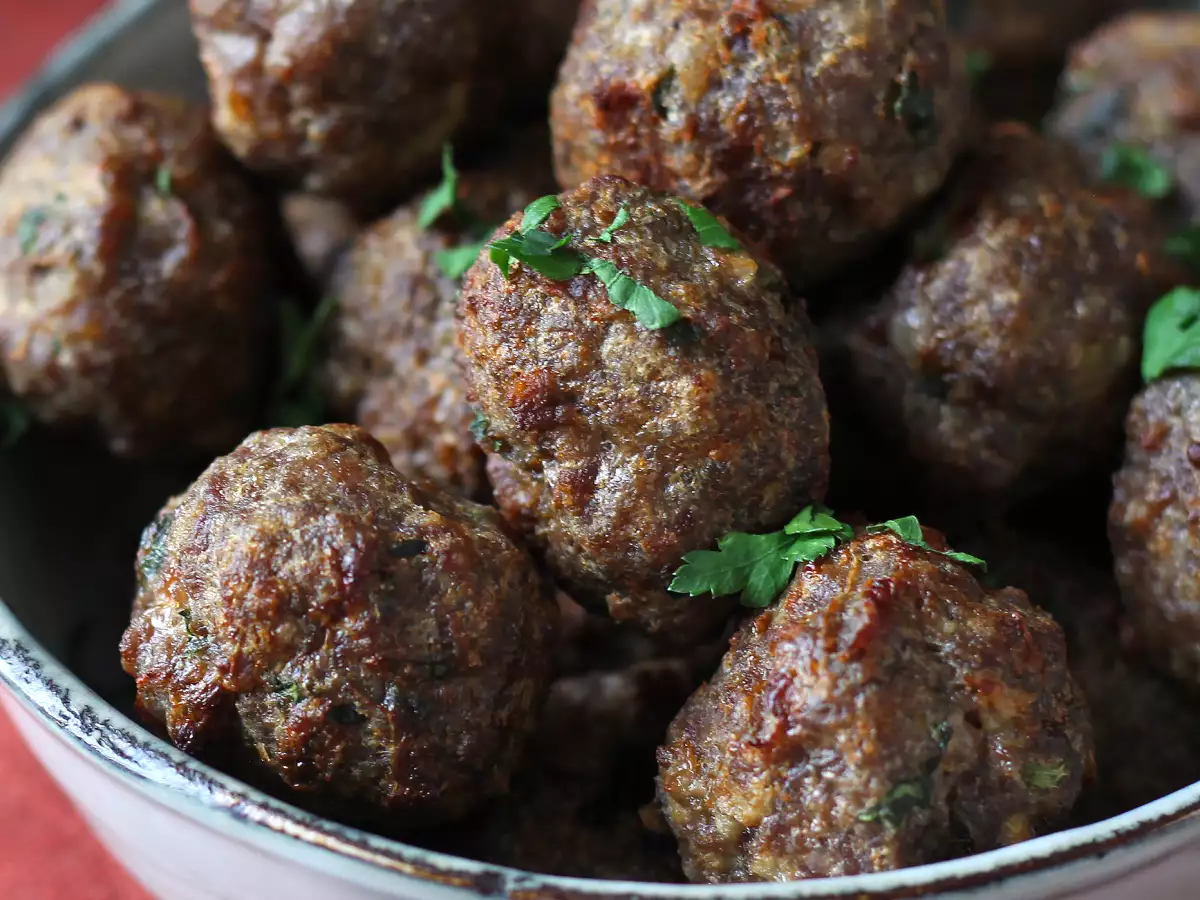 Mjuka köttbullar i luftfryser: snabbt och enkelt recept med nötkött - foto 3