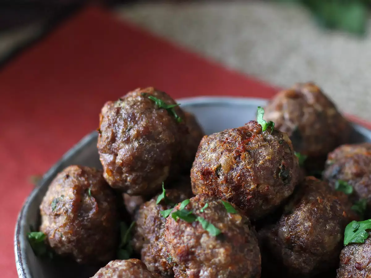 Mjuka köttbullar i luftfryser: snabbt och enkelt recept med nötkött - foto 6