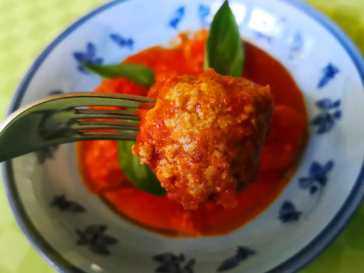 Mjuka och smakrika köttbullar i tomatsås