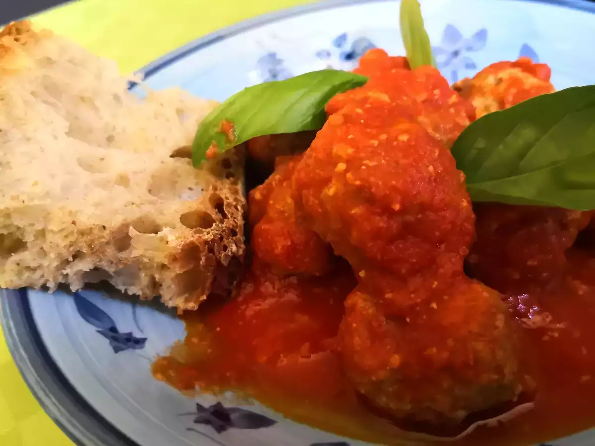 Mjuka och smakrika köttbullar i tomatsås - foto 4