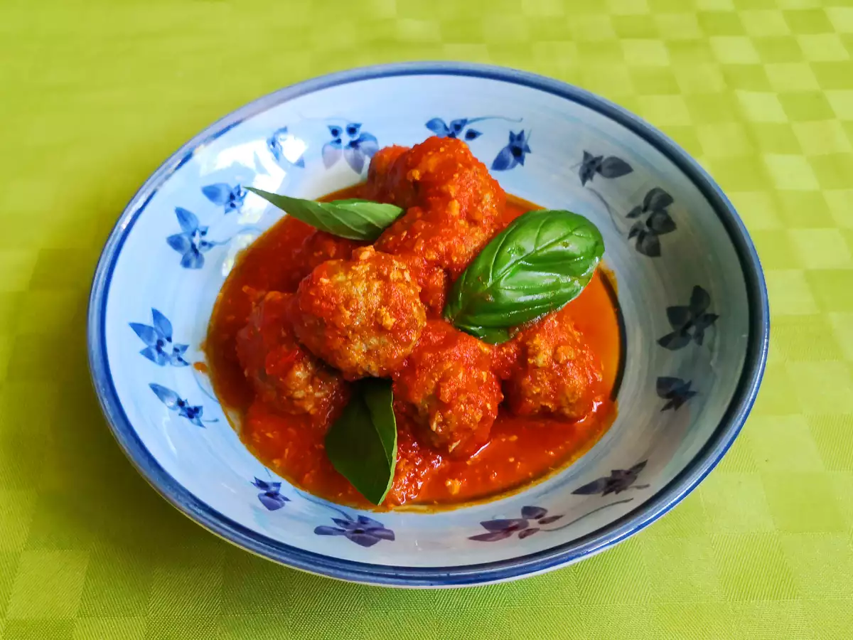 Mjuka och smakrika köttbullar i tomatsås - foto 5