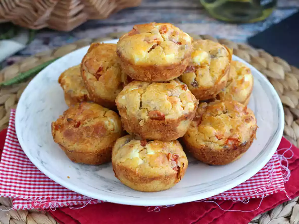 Muffins med tonfisk, tomat och fetaost