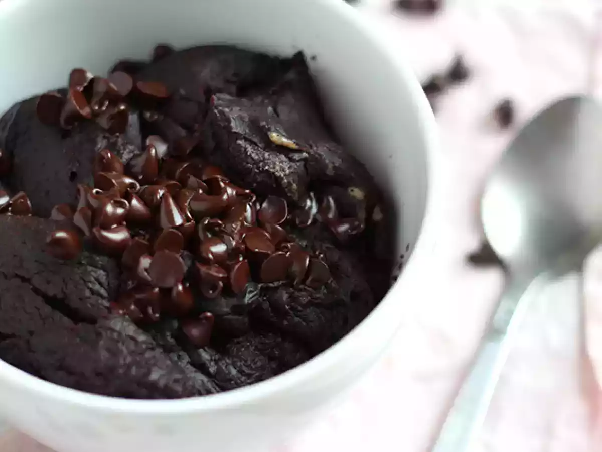 Mug cake med choklad och jordnötssmör i mikrovågsugnen på 1 minut.