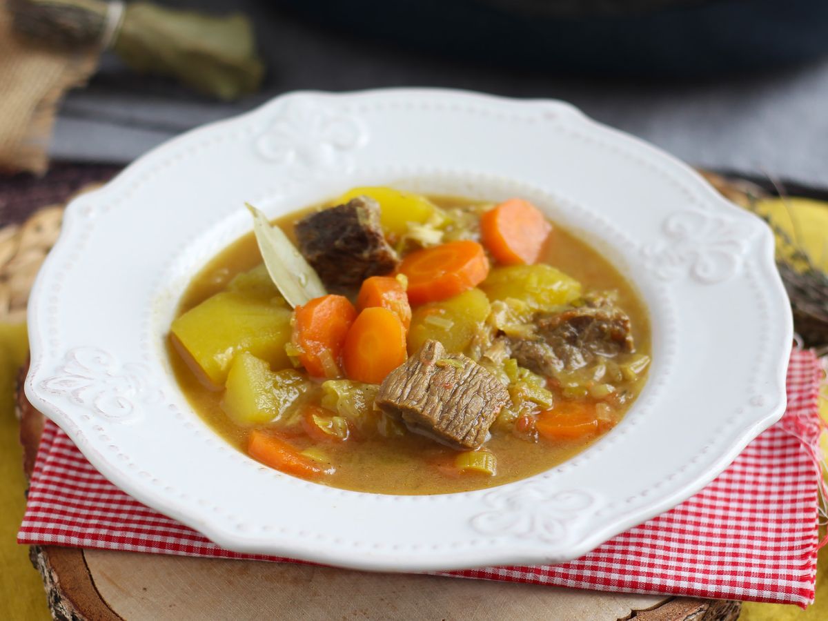 Nötkött- och potatisgryta i tryckkokare