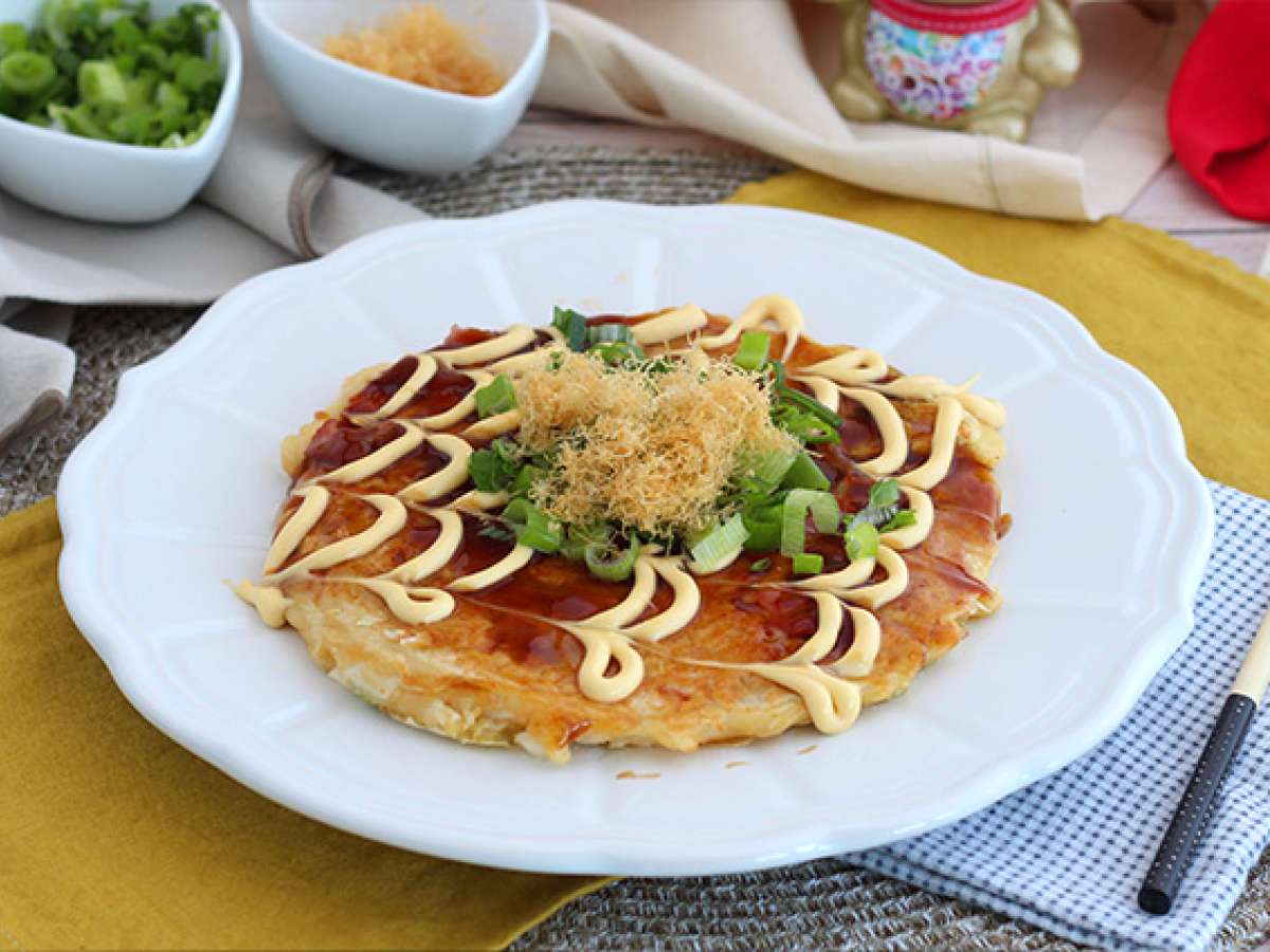 Okonomiyaki – japansk kålpannkaka