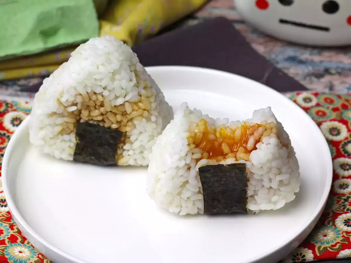 Onigiri med äggulor konserverade i sojasås - foto 2