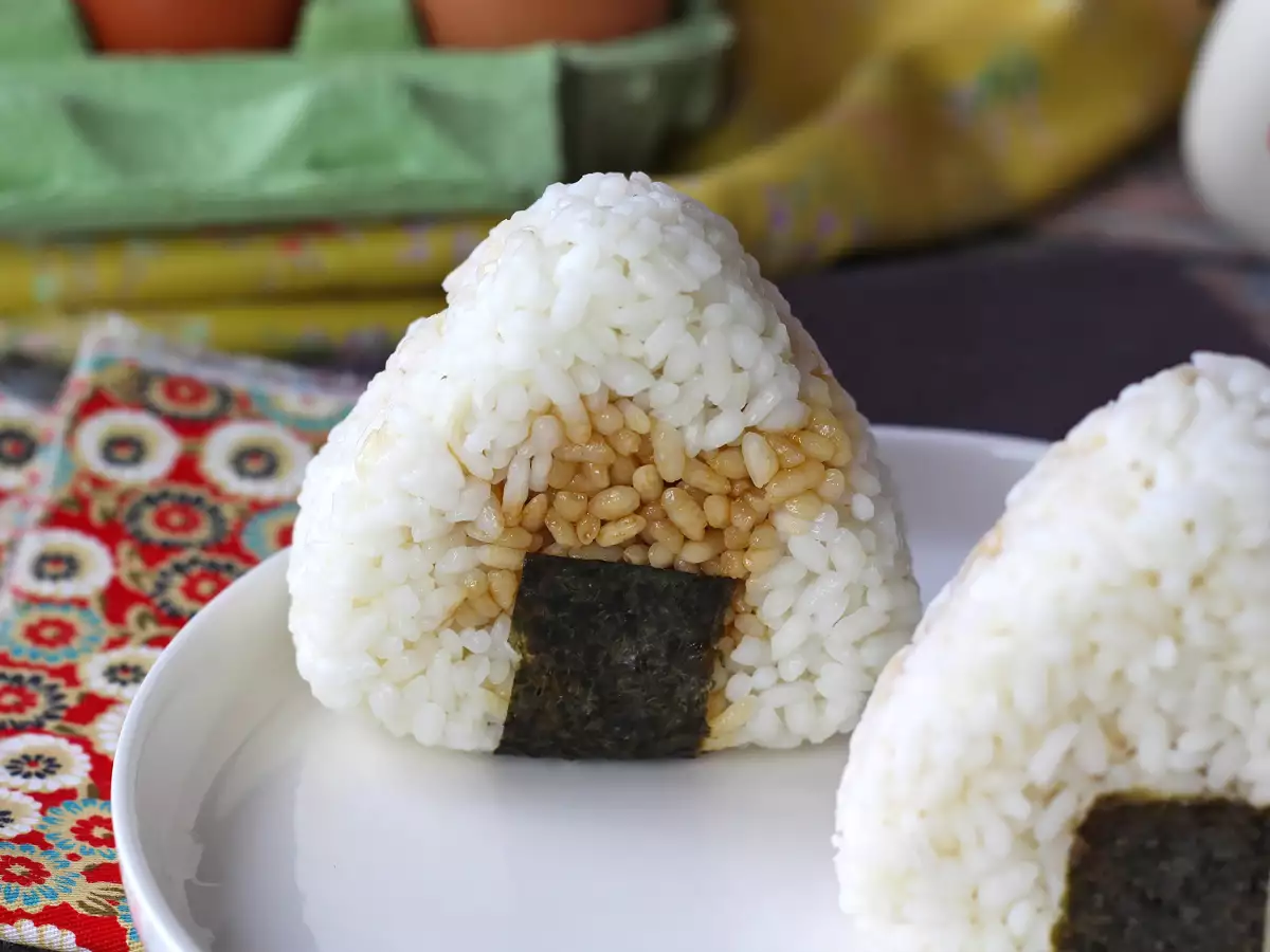 Onigiri med äggulor konserverade i sojasås - foto 6