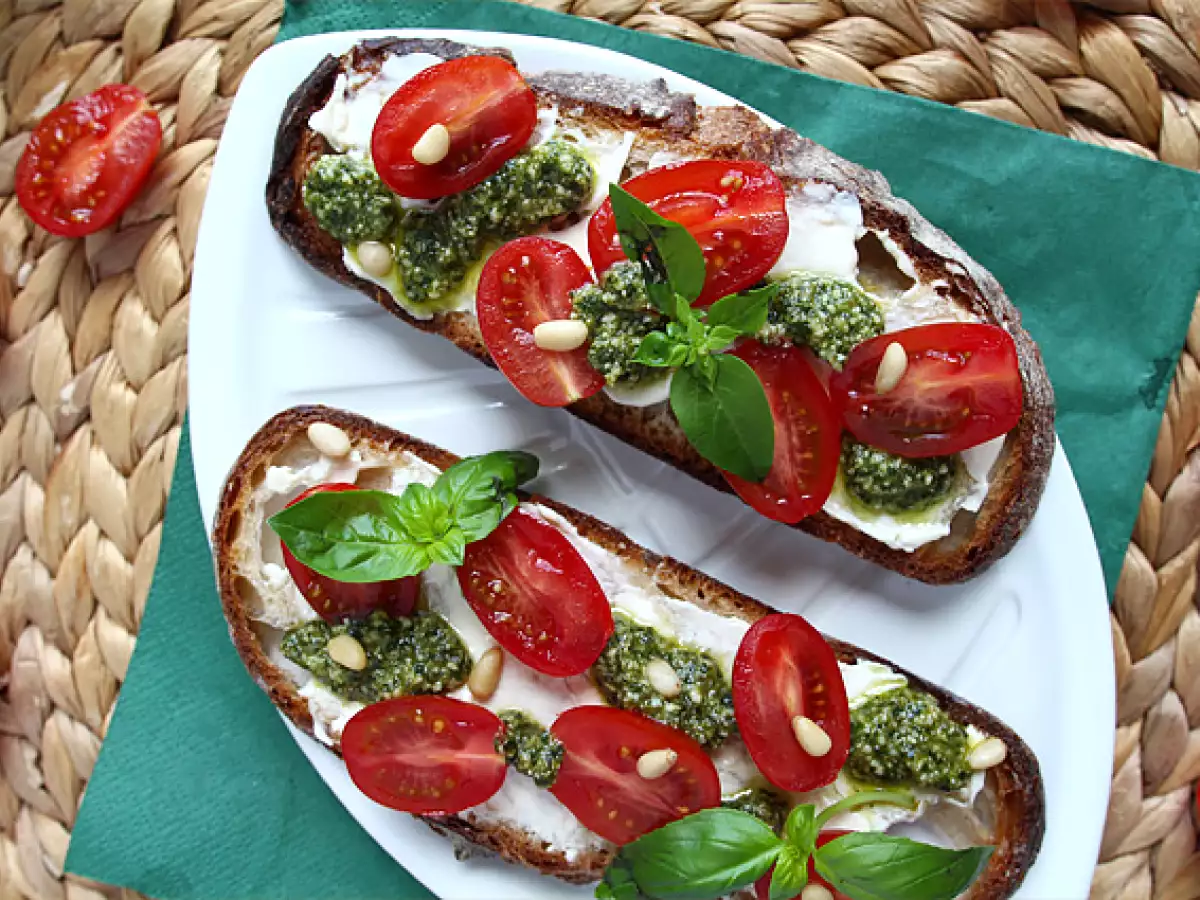 Öppna smörgåsar med färskost, pesto och körsbärstomater - foto 2